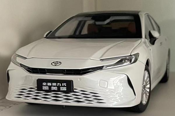 2024 Toyota Camry Diecast Car Model 1:18 Scale White