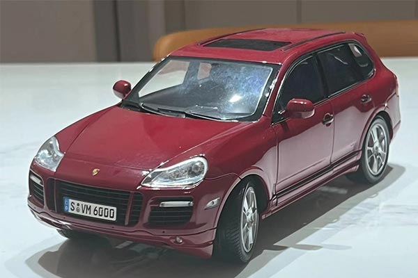 Porsche Cayenne GTS SUV Diecast Model 1:18 Scale Red