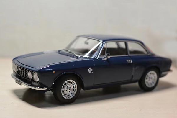 Alfa Romeo 1300 GT Diecast Car Model 1:18 Scale Blue