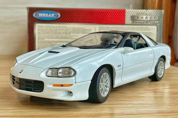 2002 Chevrolet Camaro SS Diecast Car Model 1:18 Scale