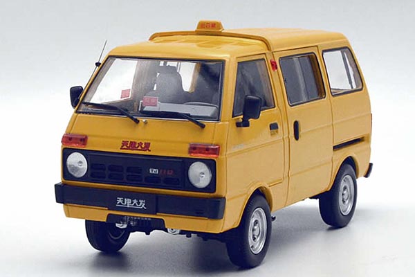 Huali Dafa TJ100 Van Diecast Taxi Model 1:18 Scale Yellow