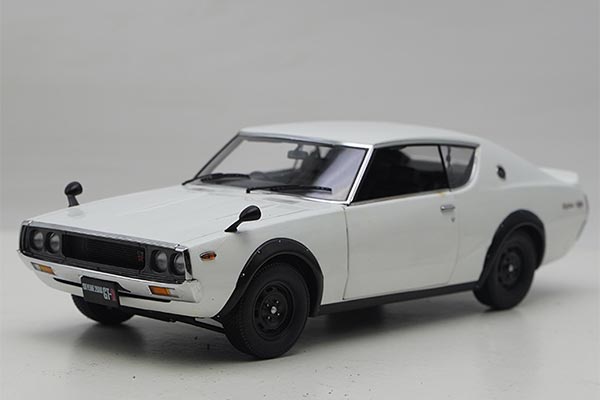 Nissan Skyline 2000 GT-R Street Version Diecast Model 1:18 White