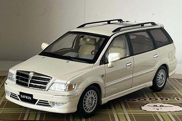 2001 Mitsubishi Savrin Minivan Diecast Model 1:18 Scale White