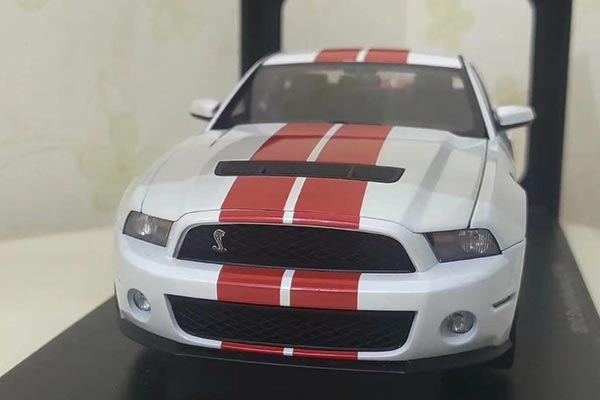 2010 Ford Shelby Mustang GT500 Diecast Model 1:18 White-Red