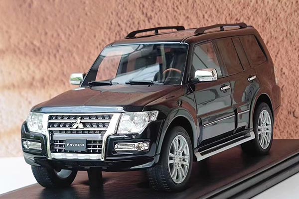 2017 Mitsubishi Pajero V93 SUV Resin Model 1:18 Scale