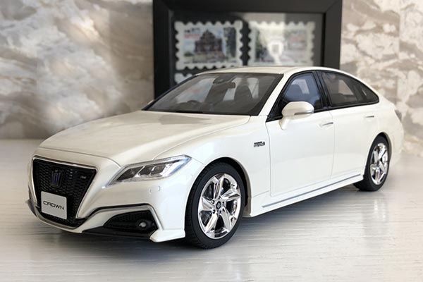 2018 Toyota Crown RS Advance Resin Car Model 1:18 Scale White