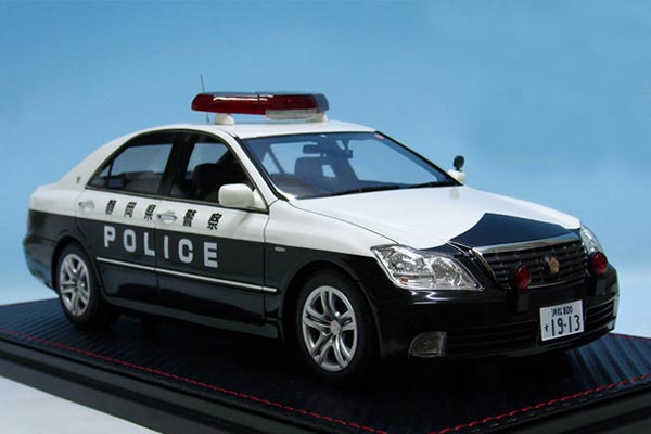 2004 Toyota Crown Resin Police Car Model 1:18 Scale Black-White