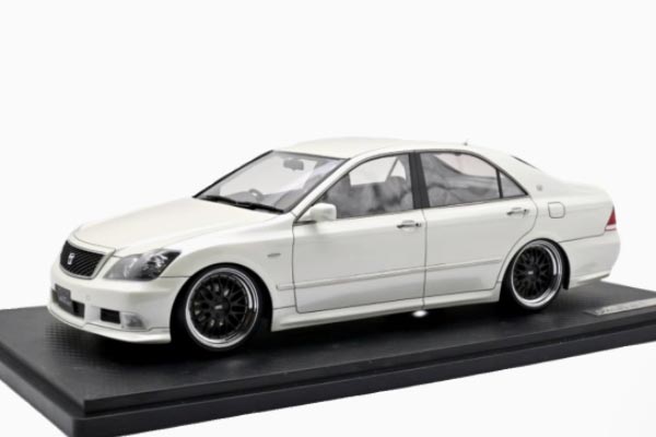 Toyota Crown Athlete GRS180 Resin Car Model 1:18 Scale White