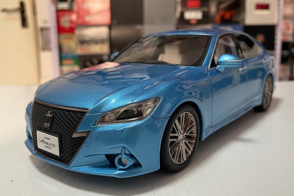 Toyota Crown Athlete Resin Car Model 1:18 Scale Blue