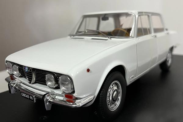 Alfa Romeo Berlina Resin Car Model 1:18 Scale