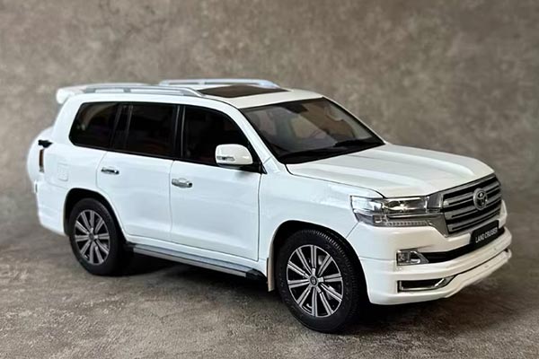 Toyota Land Cruiser GXR LC200 V6 Diecast Model 1:18 Scale